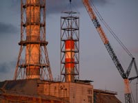 AKW Tschornobyl. Die Montage des neuen Abluftkamins der zweiten Ausbaustufe