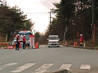 Ein Kontrollpunkt an der Grenze der 20km evakuierten Zone, Minamisoma (南相馬市). Präfektur Fukushima